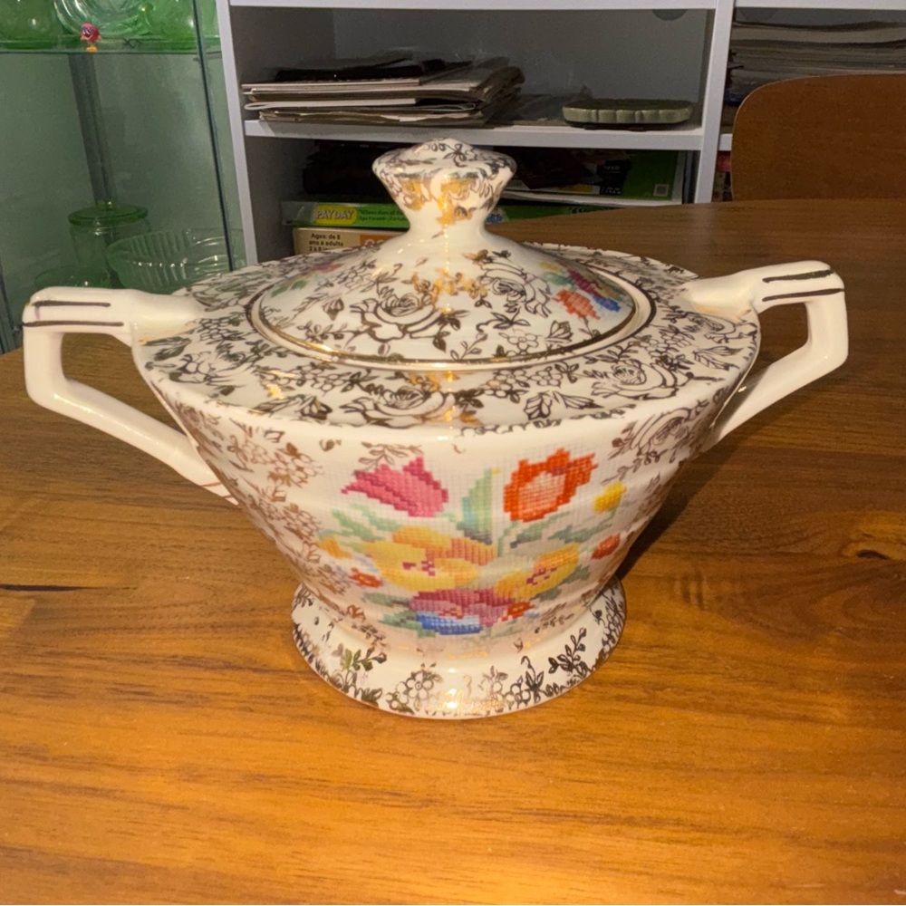 H&K Tunstall 1940s china double handled sugar bowl & lid in Old English Sampler